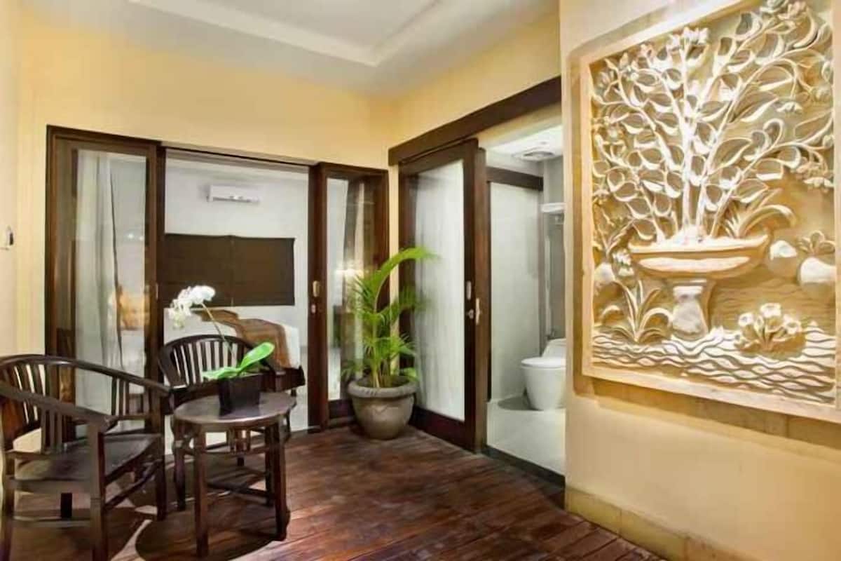 Minibar, in-room safe, desk, laptop workspace