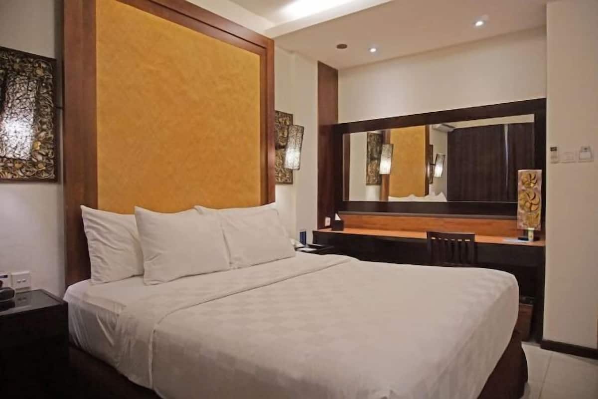 Hypo-allergenic bedding, minibar, in-room safe, desk