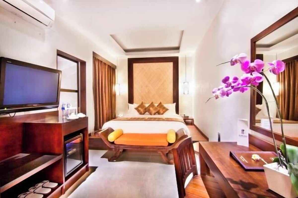 Hypo-allergenic bedding, minibar, in-room safe, desk