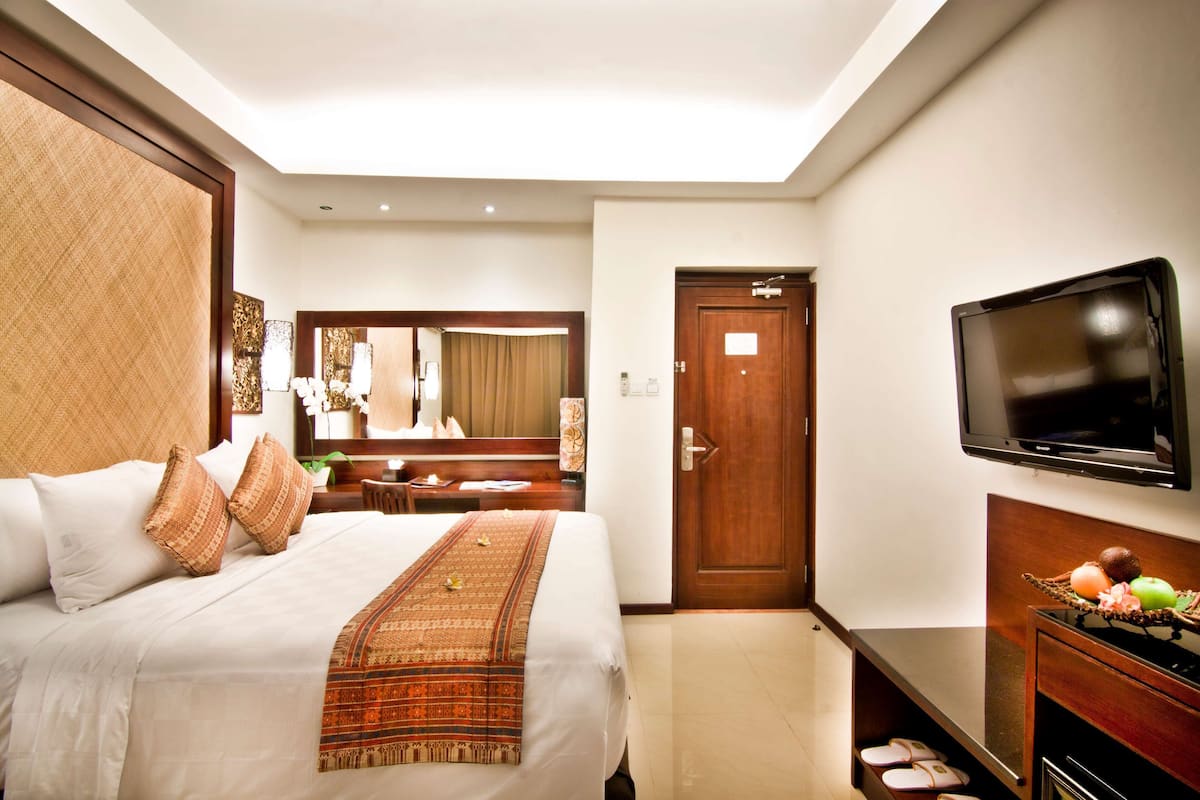 Premier Room, 1 Queen Bed, Non Smoking, Bathtub | Hypo-allergenic bedding, minibar, in-room safe, desk