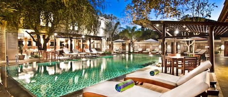 Outdoor pool, pool umbrellas, sun loungers