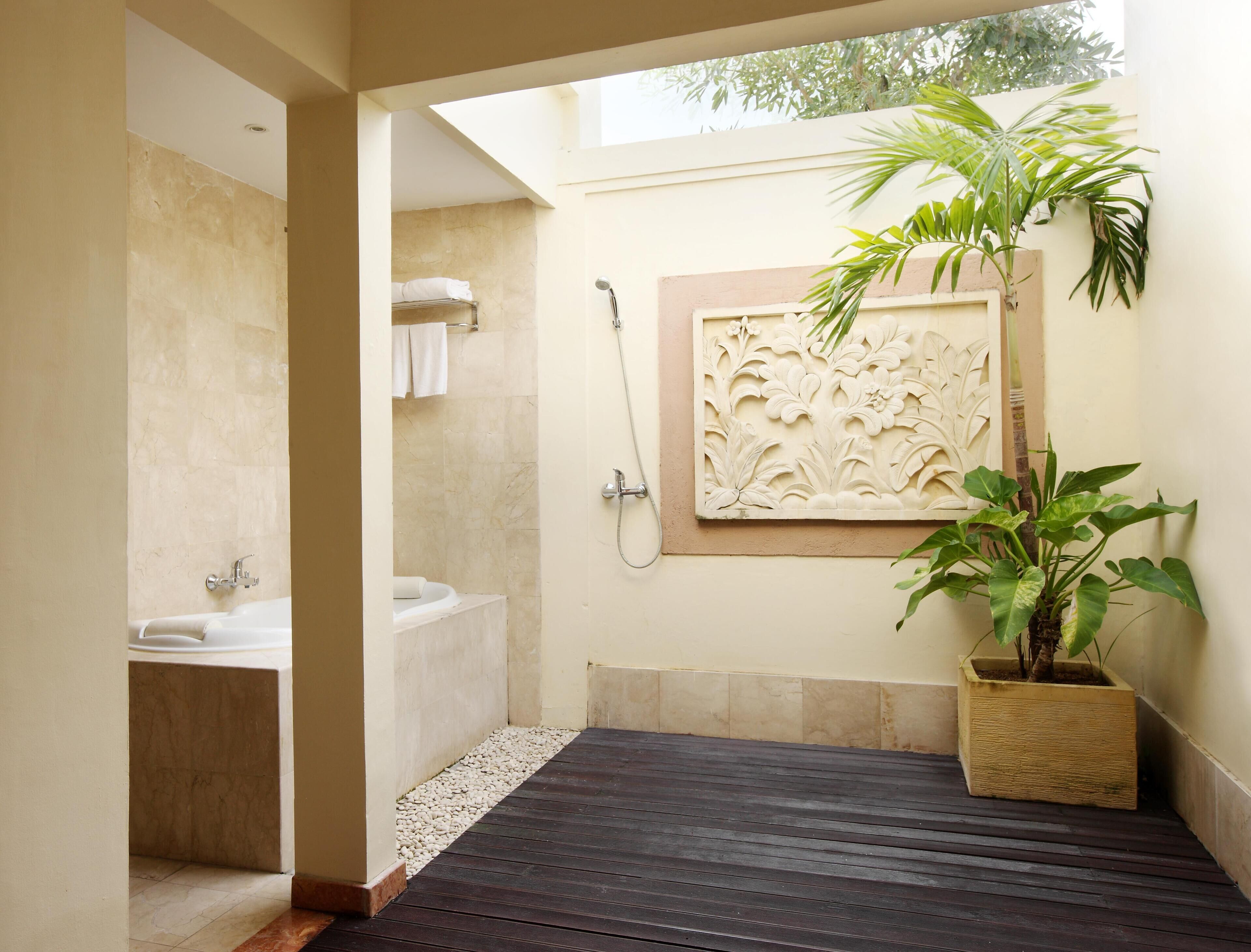 Premier Room, 1 Queen Bed, Non Smoking, Bathtub | Bathroom | Separate tub and shower, rainfall showerhead, eco-friendly toiletries