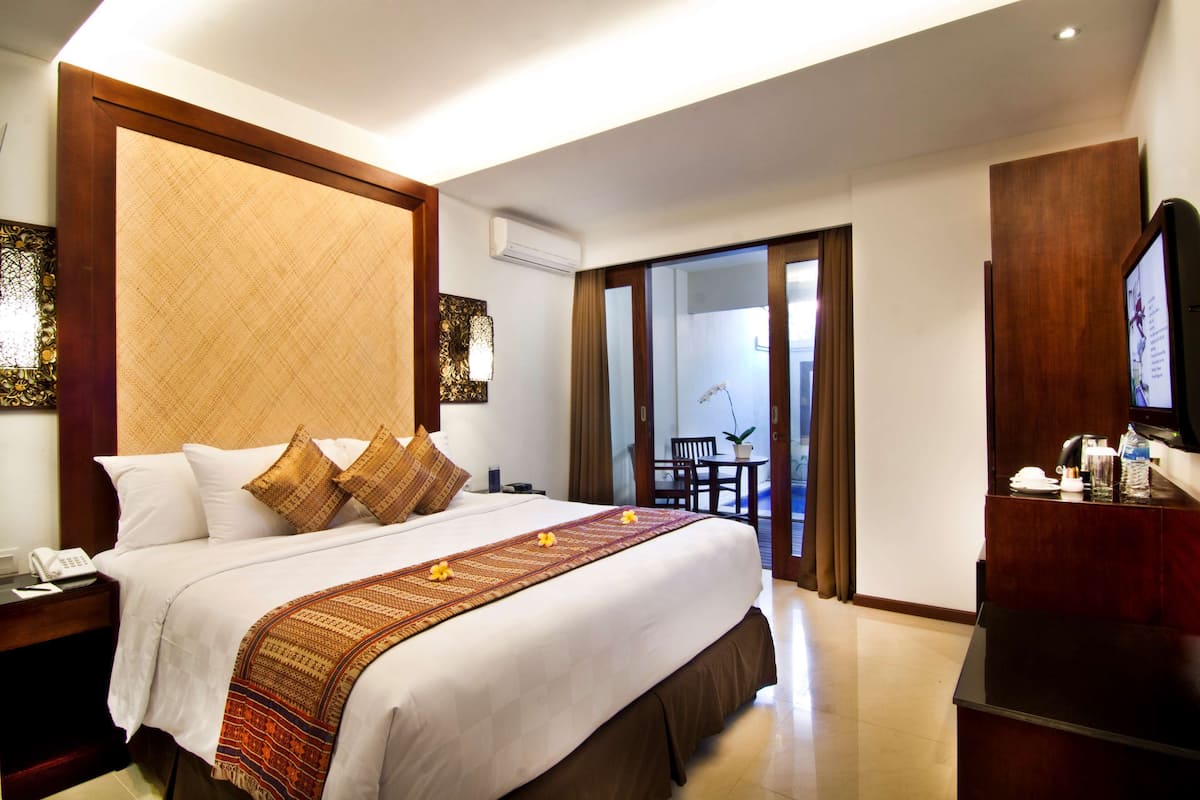 Hypo-allergenic bedding, minibar, in-room safe, desk