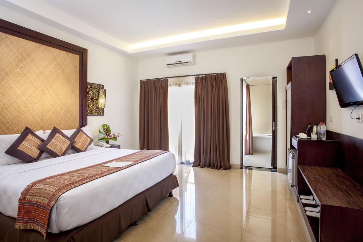 Minibar, in-room safe, desk, laptop workspace