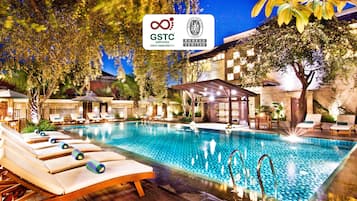 Piscina externa, guarda-sóis, espreguiçadeiras