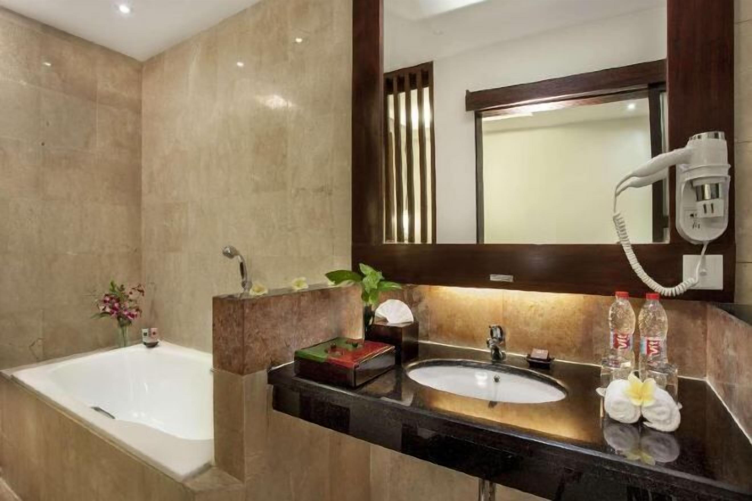 Bad | Separat badekar og dusj, regndusjhode og toalettartikler (inkludert)