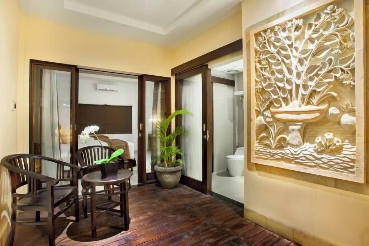 Minibar, in-room safe, desk, laptop workspace