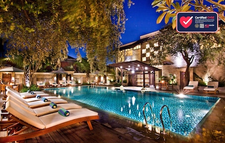 Outdoor pool, pool umbrellas, pool loungers. Best Western Kuta Villa