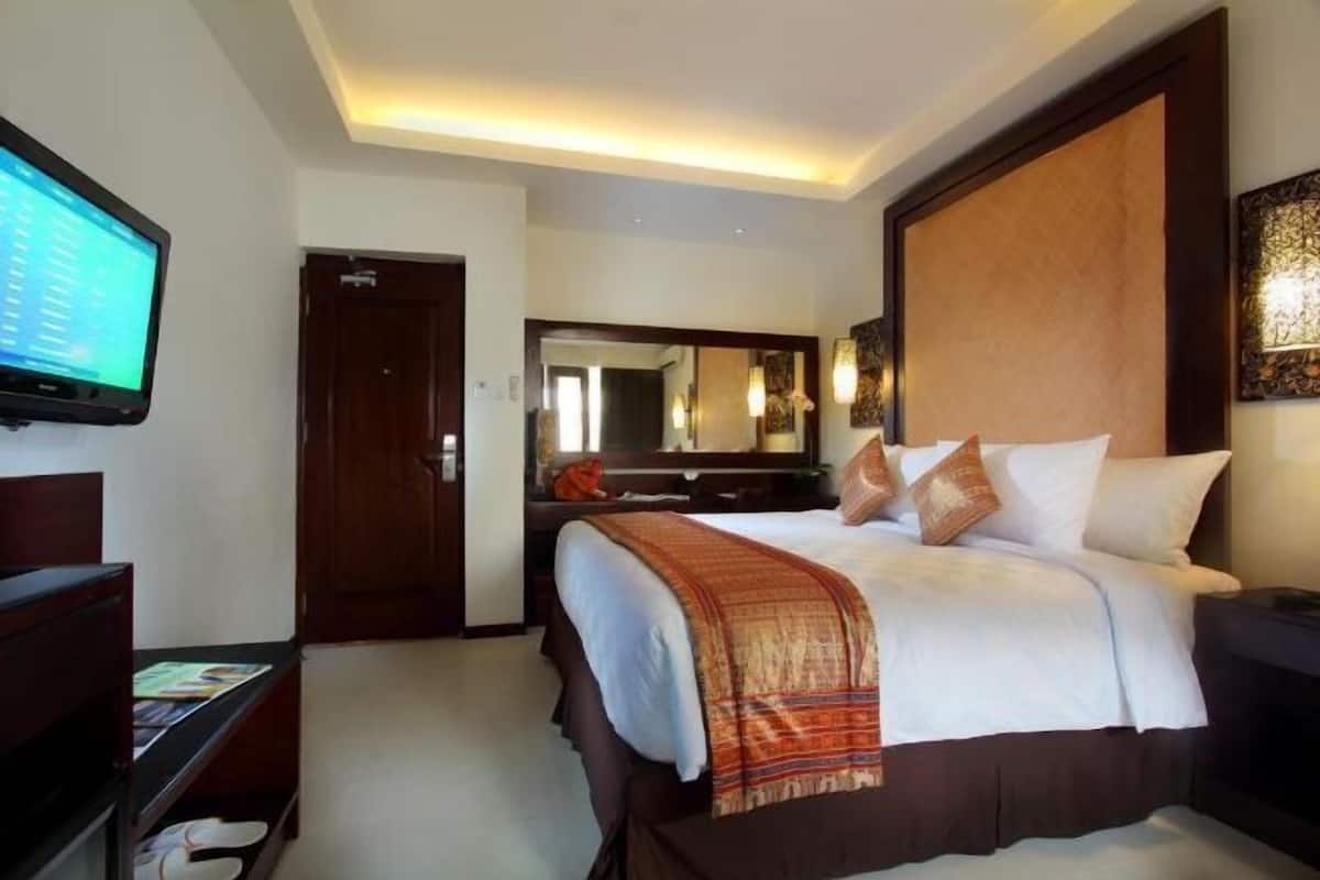 Hypo-allergenic bedding, minibar, in-room safe, desk