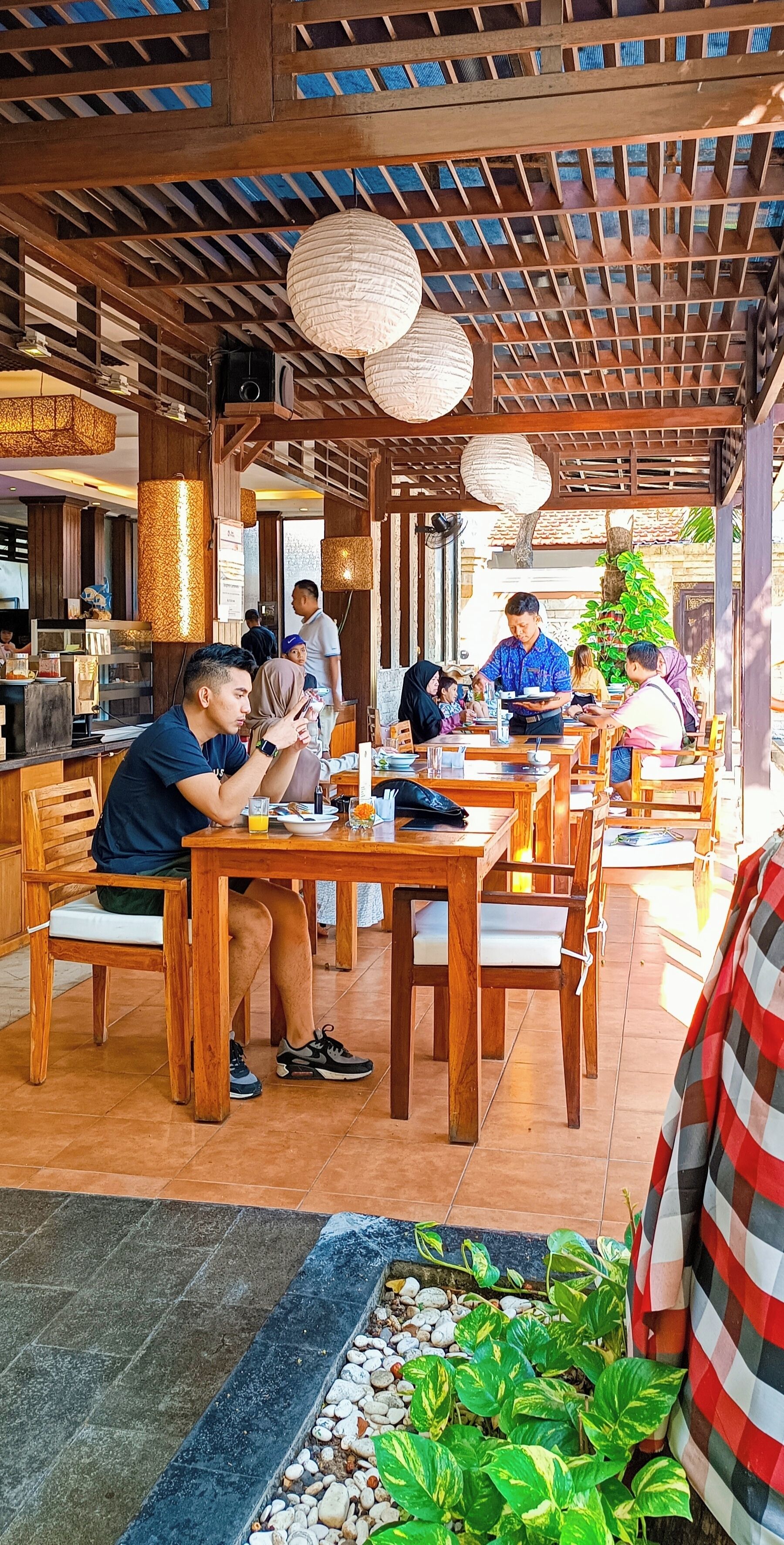 Lunch and dinner served, international cuisine