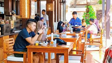 Lunch and dinner served, international cuisine