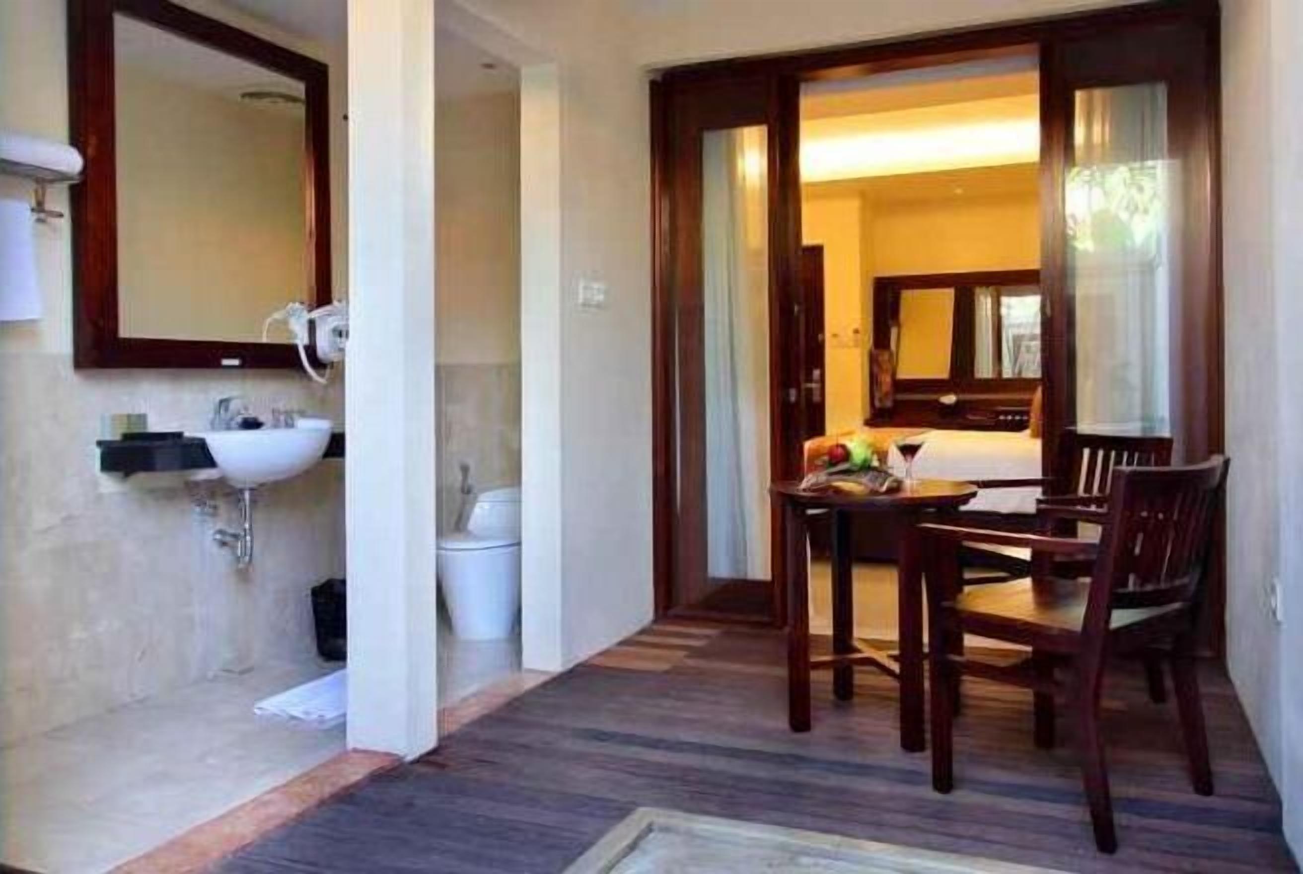 Minibar, in-room safe, desk, laptop workspace