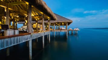 2 restaurants; breakfast, lunch and dinner served