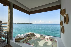 Separate tub and shower, deep soaking tub, rainfall showerhead