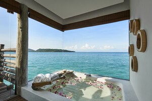 独立的浴缸和淋浴、深泡浴缸、大花洒淋浴喷头、名牌洗护用品