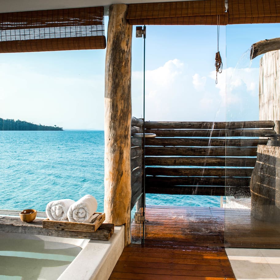 Separate tub and shower, deep soaking tub, rainfall showerhead
