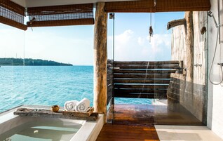 独立的浴缸和淋浴、深泡浴缸、大花洒淋浴喷头、名牌洗护用品
