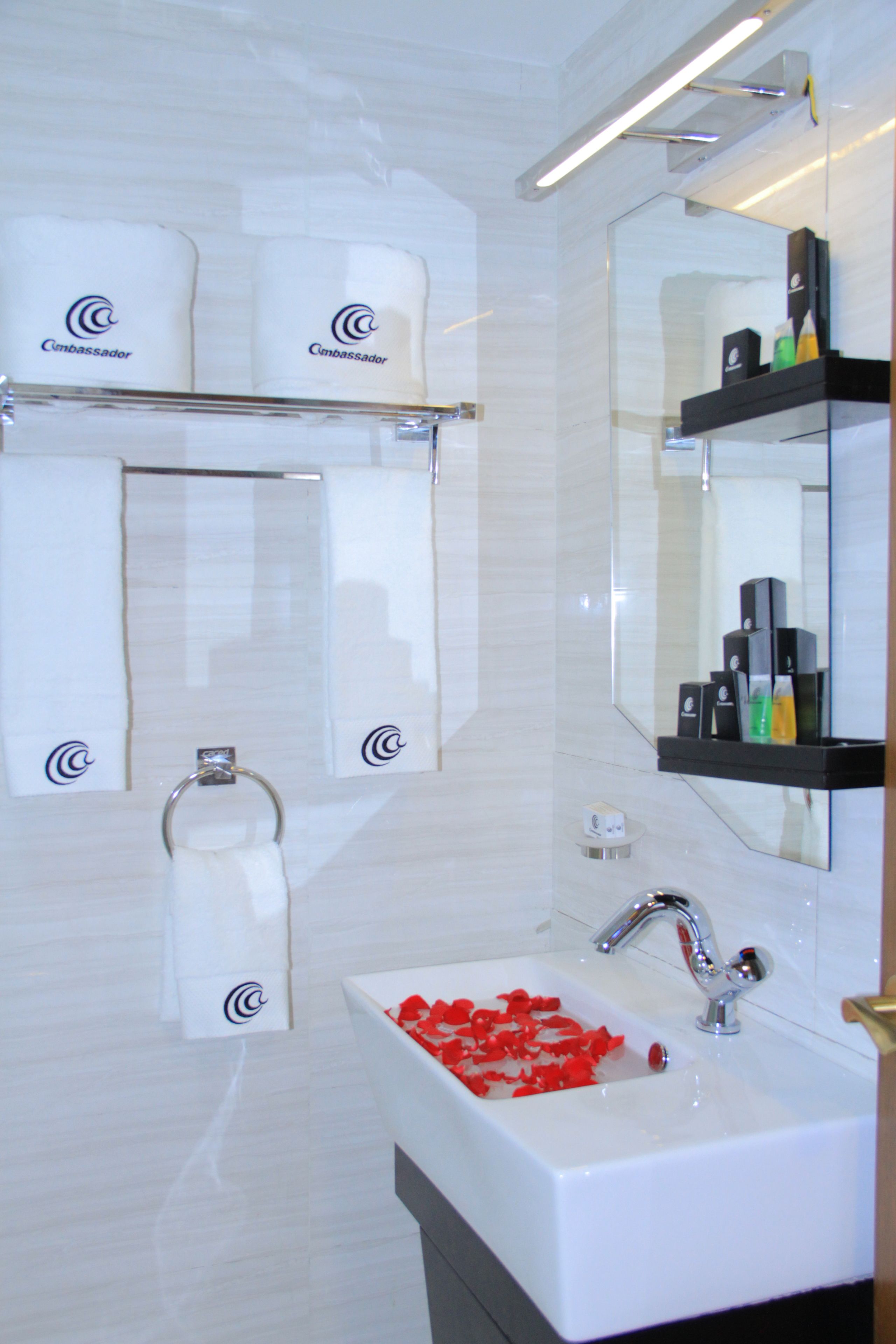 presidential room | bathroom | free toiletries, towels