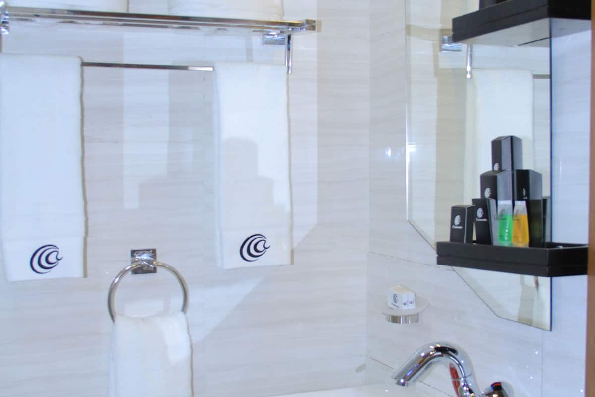 presidential room | bathroom | free toiletries, towels