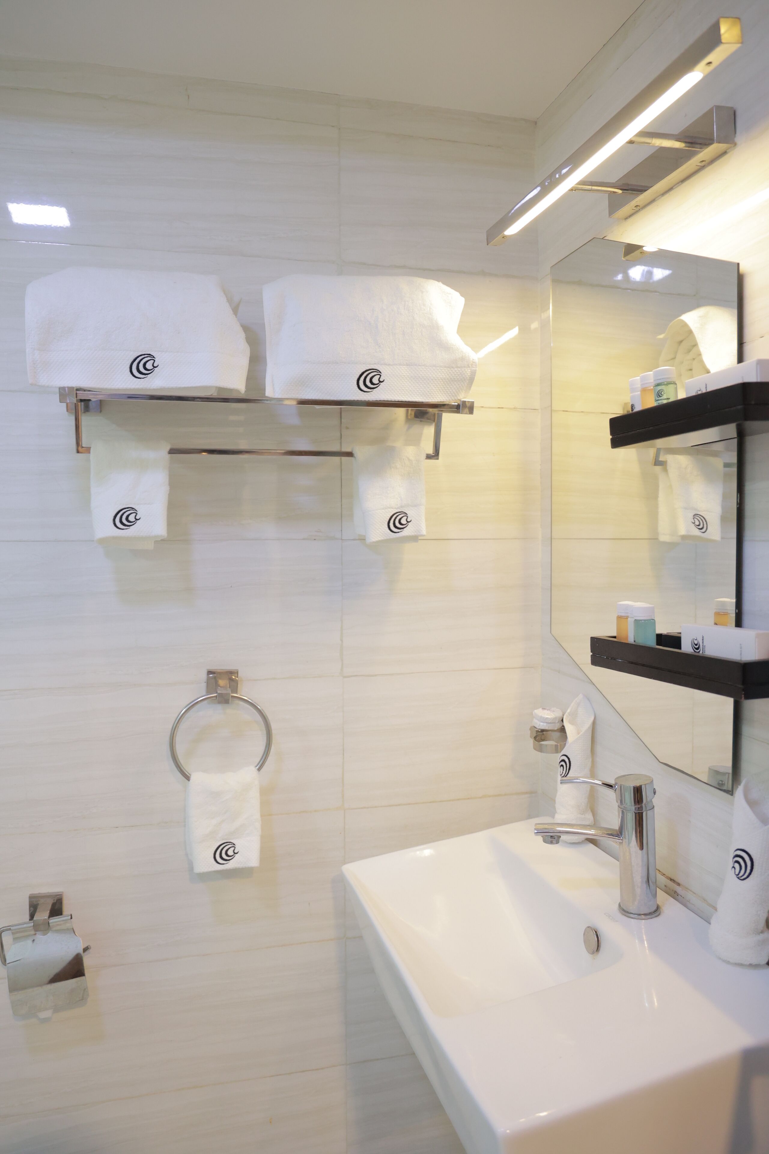 twin room | bathroom | free toiletries, towels