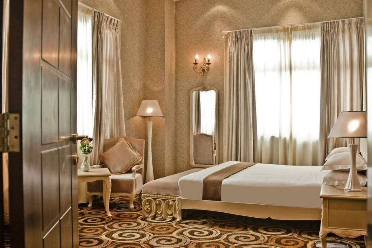 خزنة داخل الغرفة ومكتب وتجهيزات عازلة للصوت ومكواة/لوح كي