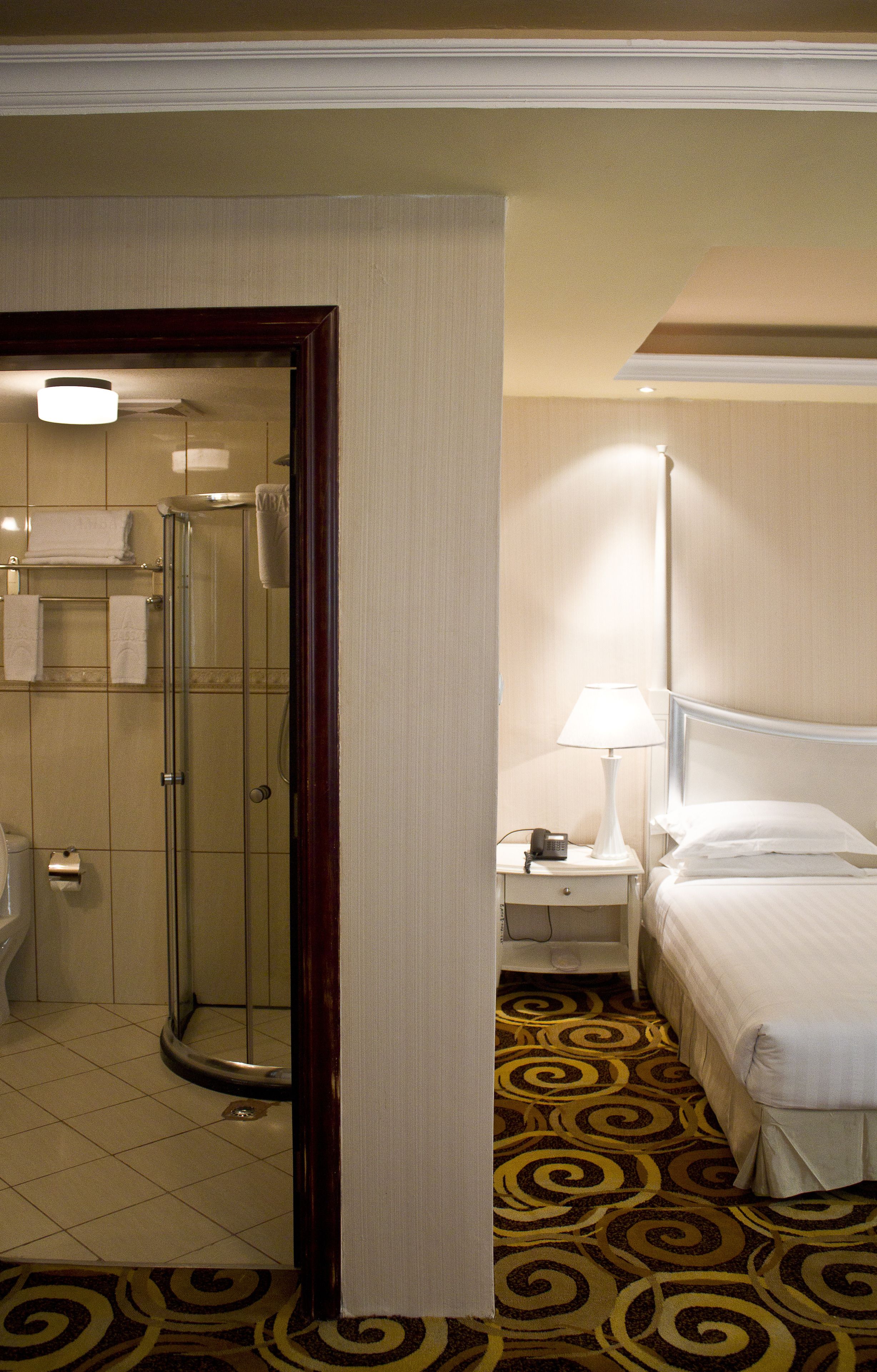 deluxe room | bathroom | free toiletries, towels