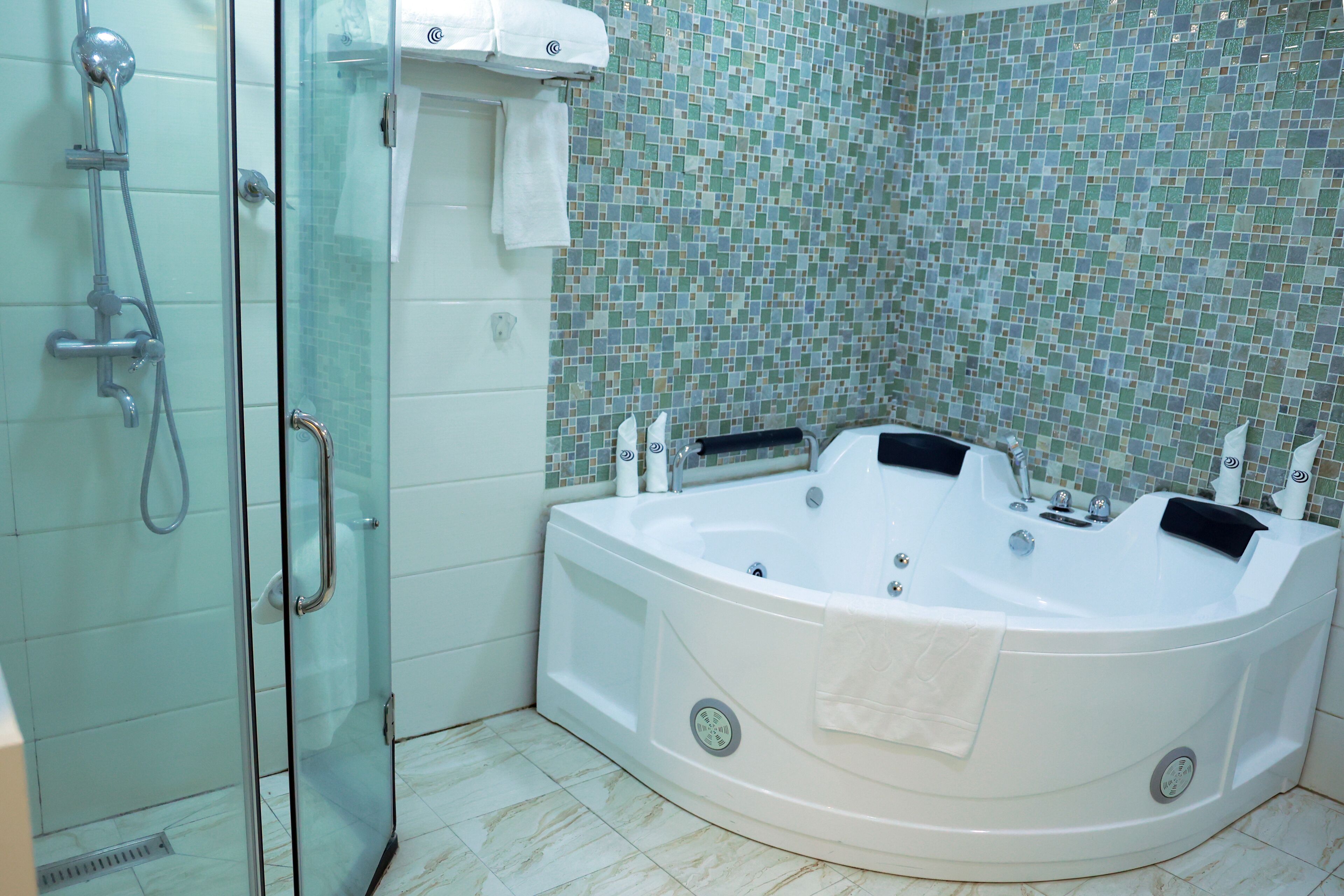 presidential room | bathroom | free toiletries, towels