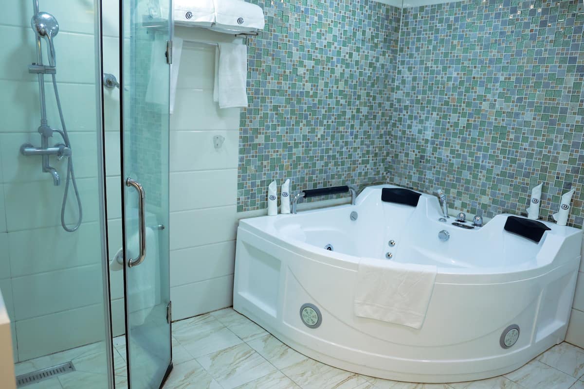 presidential room | bathroom | free toiletries, towels