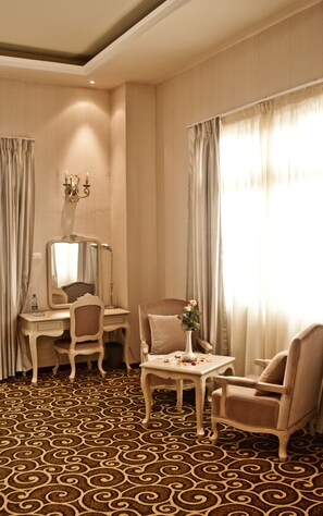 Executive Suite | Living room | LED TV, fireplace