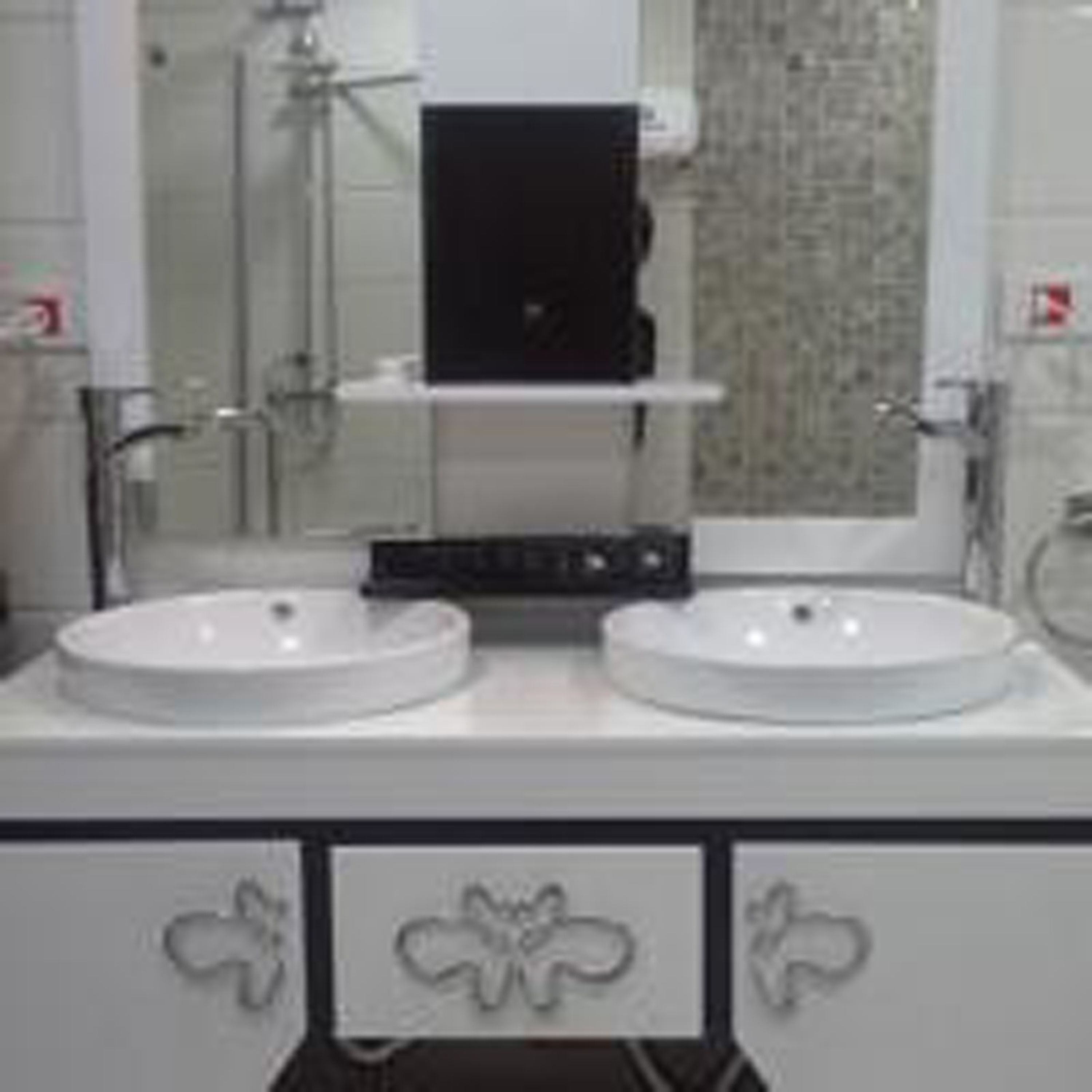 junior suite, 1 bedroom, city view | bathroom | free toiletries, towels