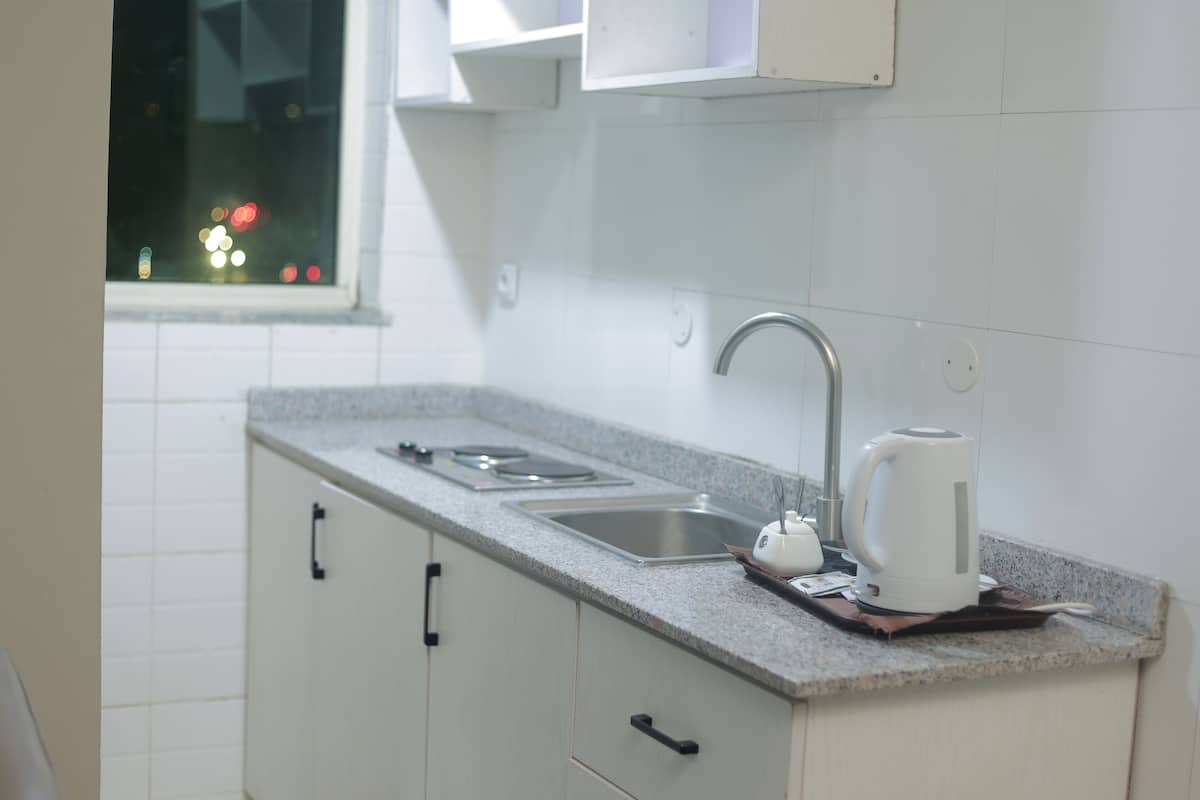 suite | private kitchen | fridge