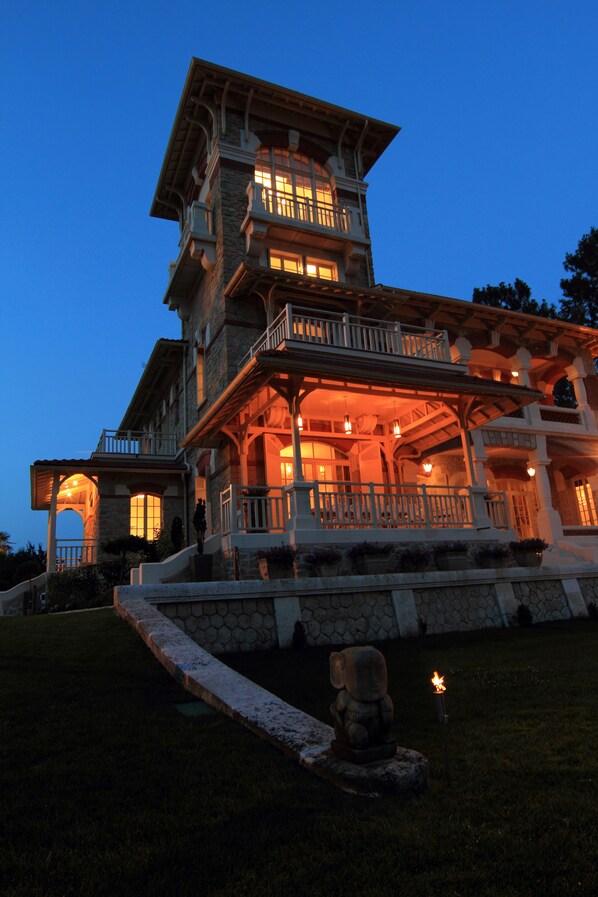 Voorkant accommodatie - avond/nacht