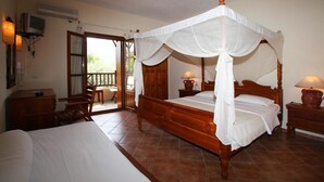 Una camera da letto con un letto a baldacchino, un comodino in legno, una scrivania e una sedia.