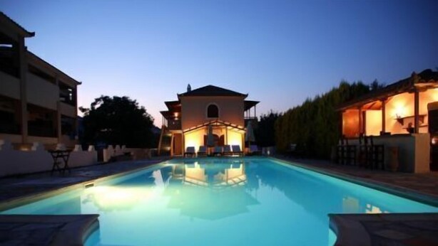 Una piscina con un edificio sullo sfondo.