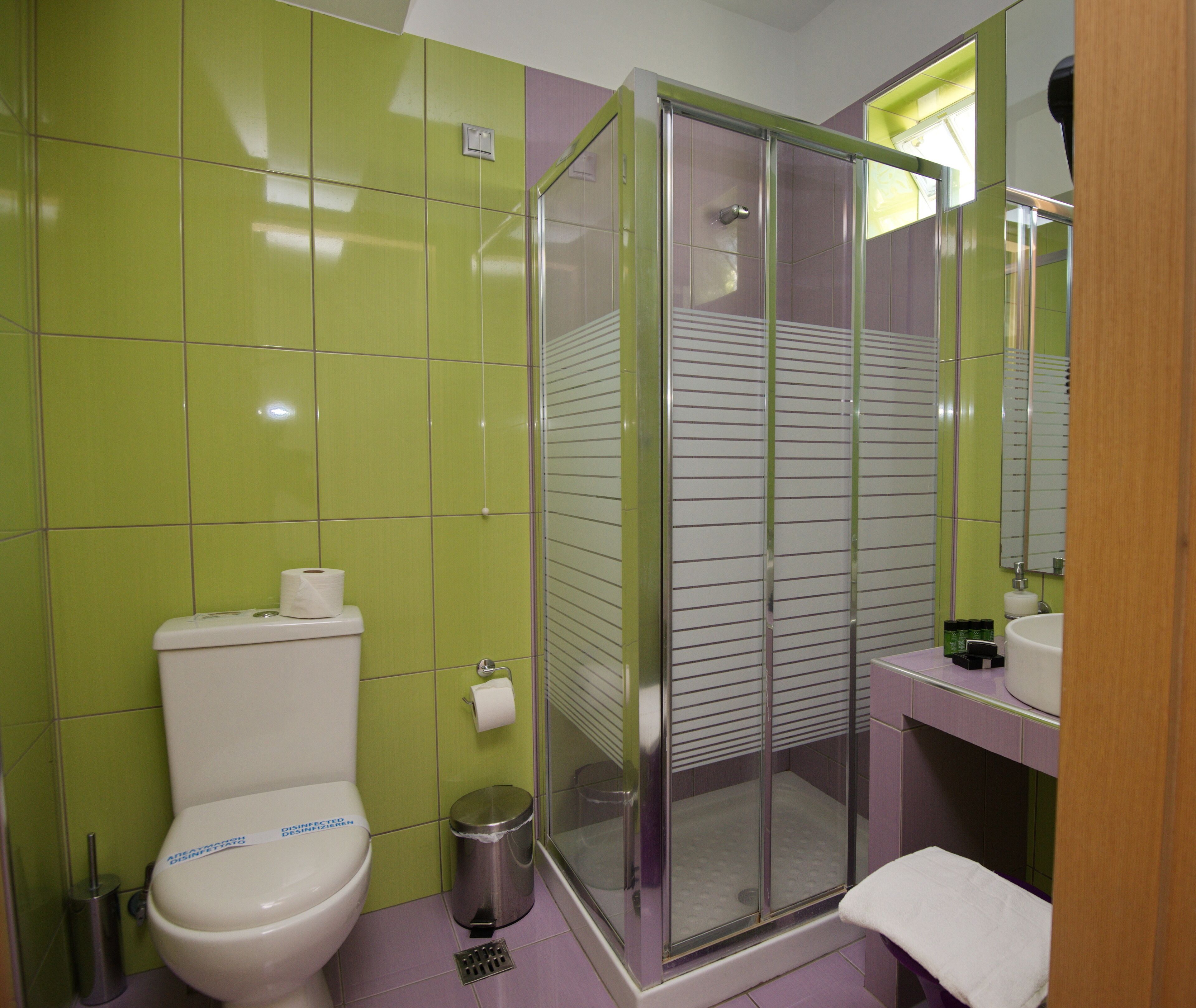 standard room | bathroom | shower, rainfall showerhead, free toiletries, hair dryer