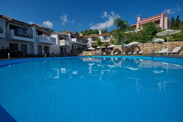 Outdoor pool, pool umbrellas, sun loungers
