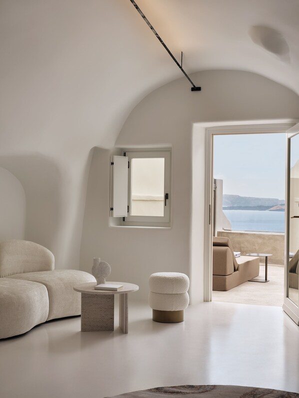 Signature Suite with Infinity Pool | Egyptian cotton sheets, premium bedding, Tempur-Pedic beds, minibar