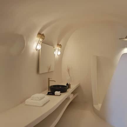 Cave Pool Suite | Egyptian cotton sheets, premium bedding, Tempur-Pedic beds, minibar