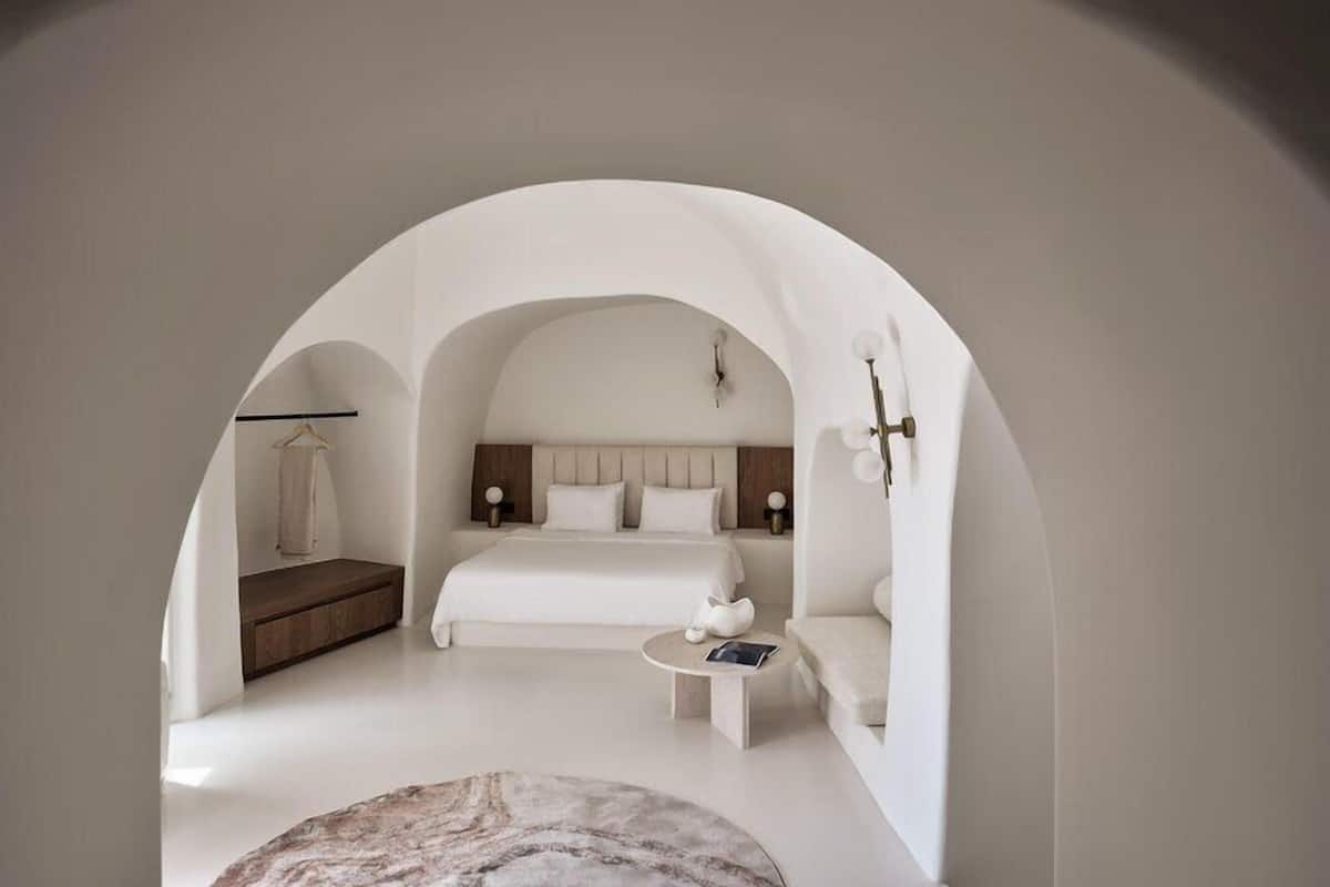 Cave Pool Suite | Egyptian cotton sheets, premium bedding, Tempur-Pedic beds, minibar