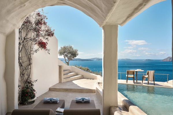 Prestige Suite with Infinity Pool and Hot Tub | Outdoor dining | Breakfast, lunch and dinner served