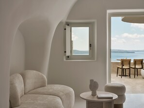 Signature Suite with Infinity Pool | Zona de estar | Smart TV de 32 pulgadas con canales por satélite, una televisión