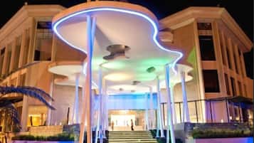 Bagian depan properti - sore/malam