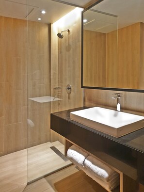 Shower, hair dryer, towels - Mikie Holiday Resort & Hotel (Berastagi)