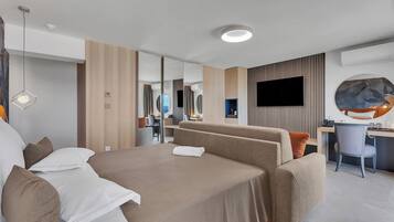 Habitación doble superior, vista al mar | Caja de seguridad en la habitación, cortinas blackout y insonorización
