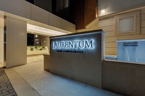 Property entrance - Hotel Laurentum (Tucepi)
