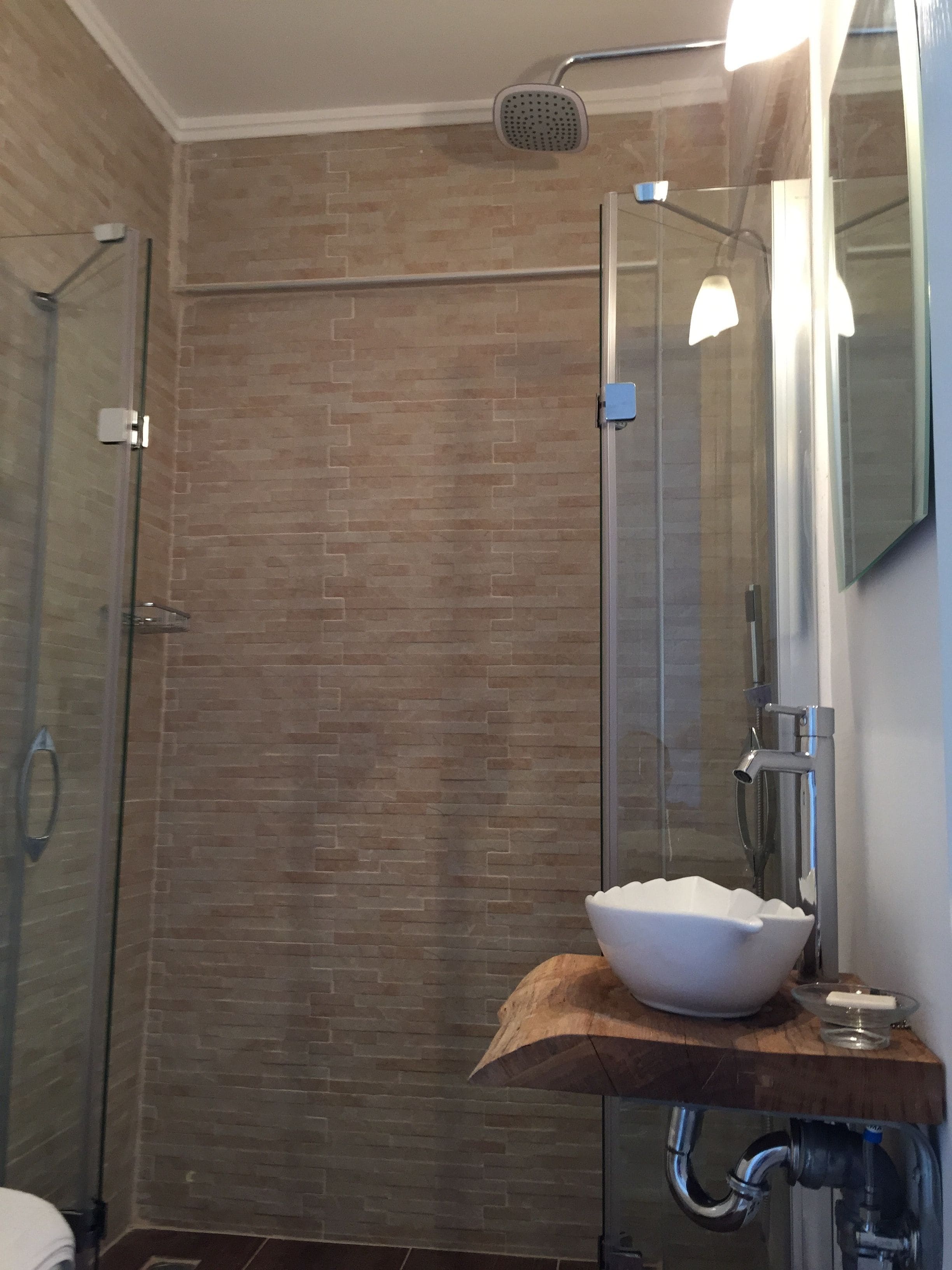 basic triple room | bathroom | shower, free toiletries, hair dryer, bidet