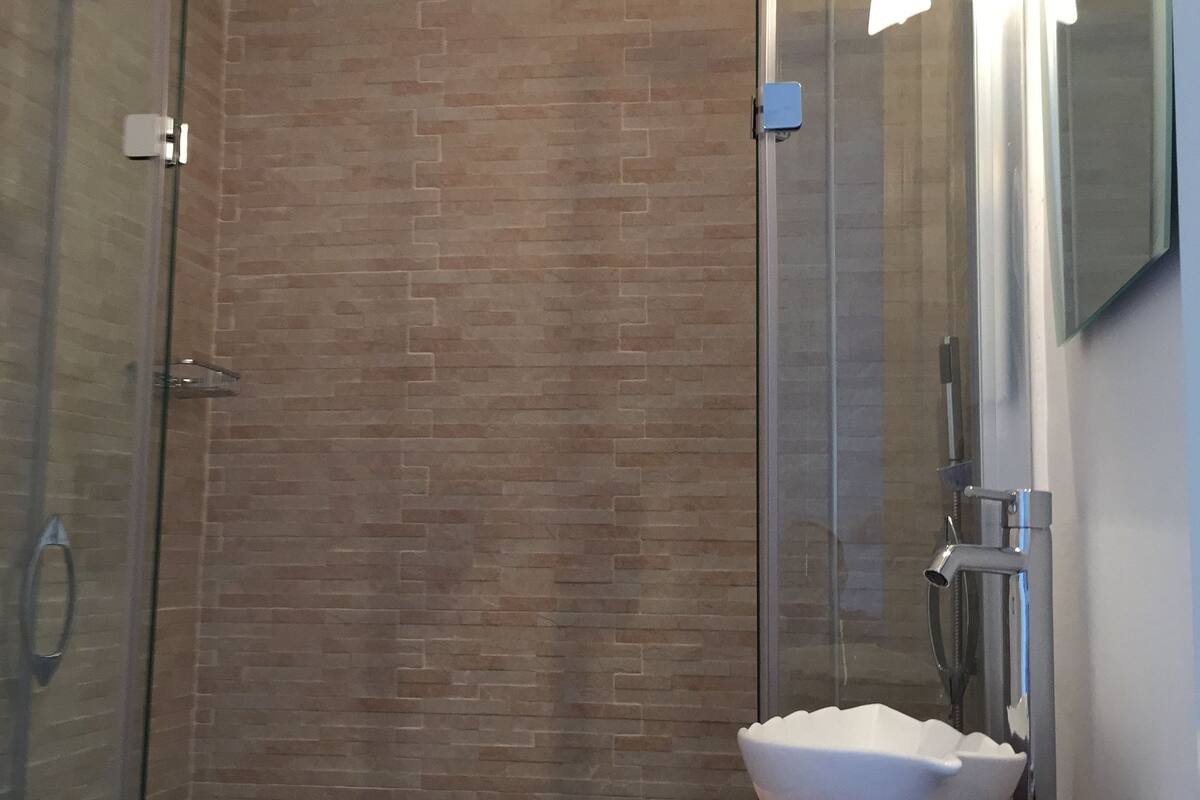 basic triple room | bathroom | shower, free toiletries, hair dryer, bidet