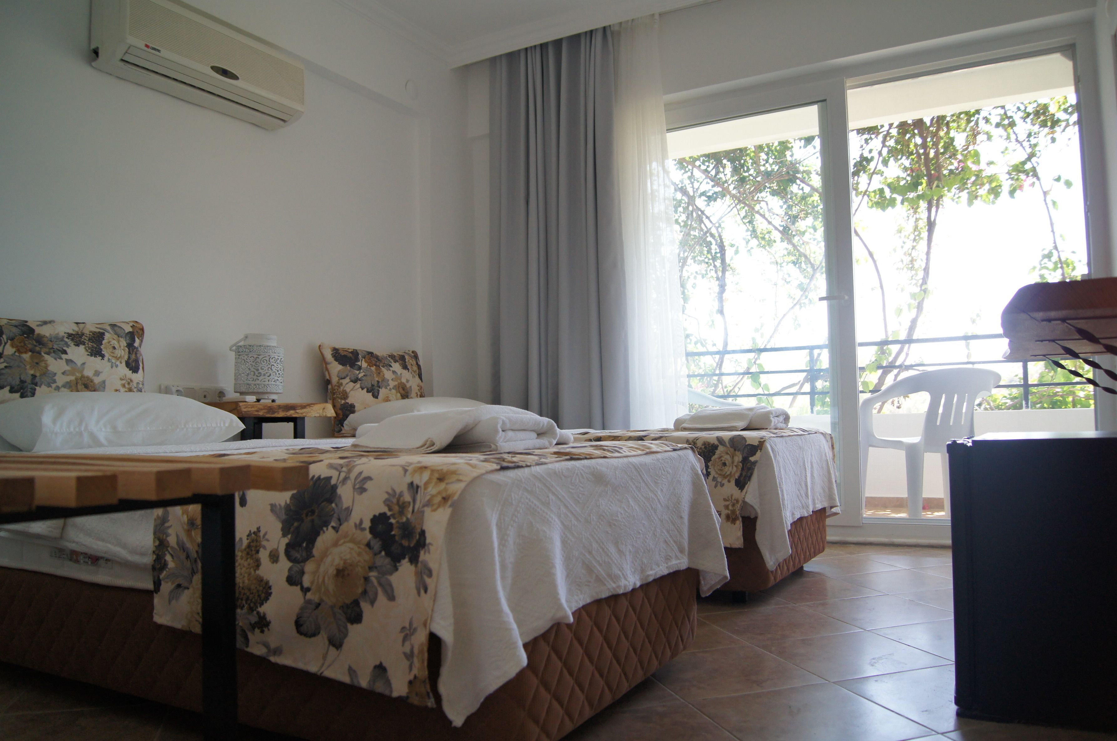 standard double or twin room | desk, soundproofing, free cots/infant beds, free wifi