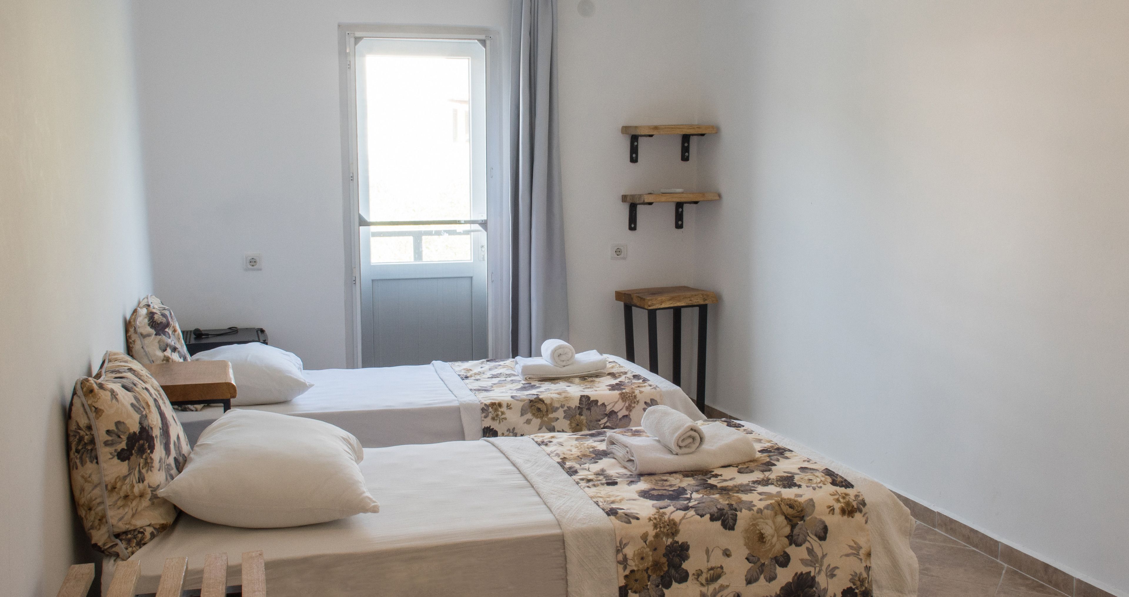 suite | desk, soundproofing, free cots/infant beds, free wifi