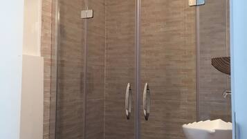 Shower, free toiletries, hair dryer, bidet